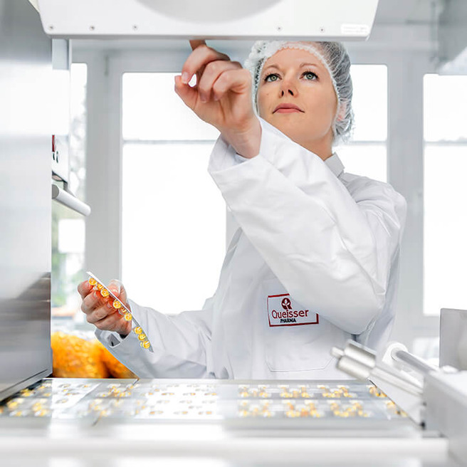 Mitarbeiterin im Labor