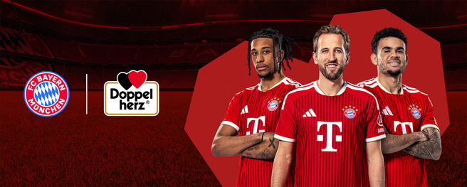 Trois joueurs de football du FC Bayern Munich portent des maillots rouges à rayures. Ils sont debout, les bras croisés, souriant. À gauche, le logo du club ; à droite, le logo de la marque Doppelherz. Un fond dynamique évoque un stade de football.